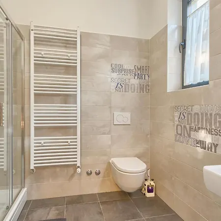 아파트 Lovely Apartment In Pula With Wifi